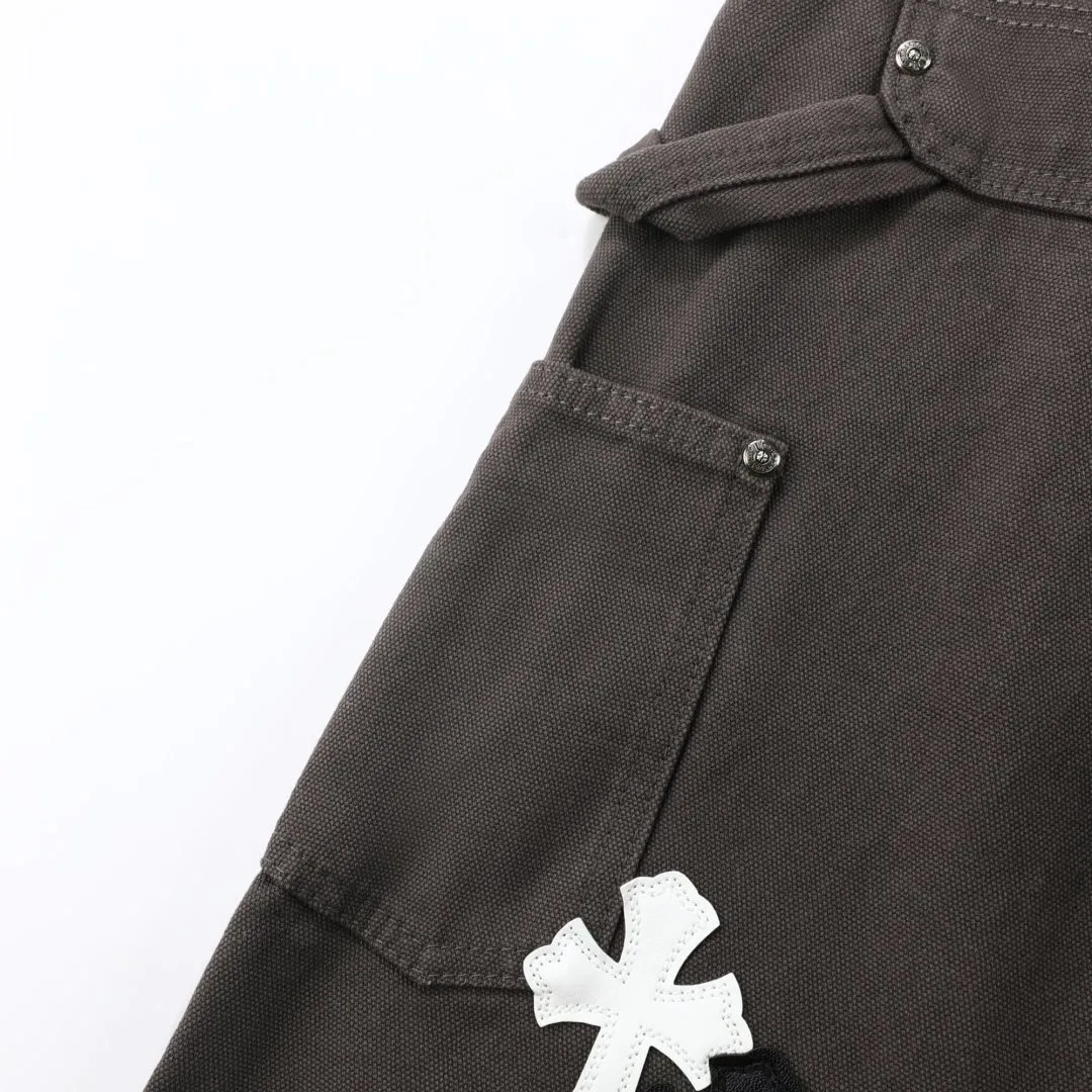 P280 💰 (Top version) Chrome hearts Cross patch leather jeans workwear logging pants Chrome hearts logging pants are here! ! ! CH Croix Heart Double Knee Cross Patch Leather Bo1 Style Logging Pants Straight-leg Work Pants B136 Croix Heart Cross Sanskrit Overalls Price 20W level, patchwork cross pattern embellishment, high-waisted washed jeans! ! Absolutely high-end luxury products, 1.9W level god-level single products, super popular products, made by top heavy industry, not to be missed. About Zangyin, this is an extremely luxurious fashion brand, which can also be called the nobles of the high street. It has always been an exclusive brand of some hipsters or rich second generation. Compared with ordinary high streets, it is more luxurious and noble. Compared with luxury brands, it has a more fashionable personality and has always been a brand that I have a special liking for. Imported yarn is custom-woven into a high-density twill canvas. While ensuring a crisp silhouette, the fabric feels very delicate. It follows the B01 classic silhouette. The upper body is crisp and stylish. The ready-made garments are stone-milled and washed with fermentation. They can be matched with any style. Buttons and zinc are washed with genuine YKK retro metal products. Double-layered canvas on the front. Perfect details. All hardware is perfect. Size: S-XXL Color: Picture color